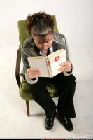 oldwoman-sitting-reading